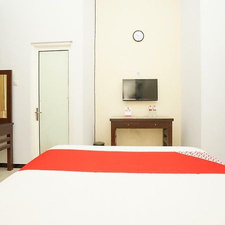 Oyo 282 Putri Utari Residence Malang Esterno foto