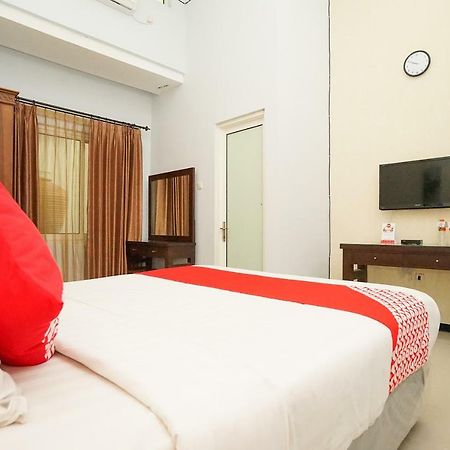 Oyo 282 Putri Utari Residence Malang Esterno foto
