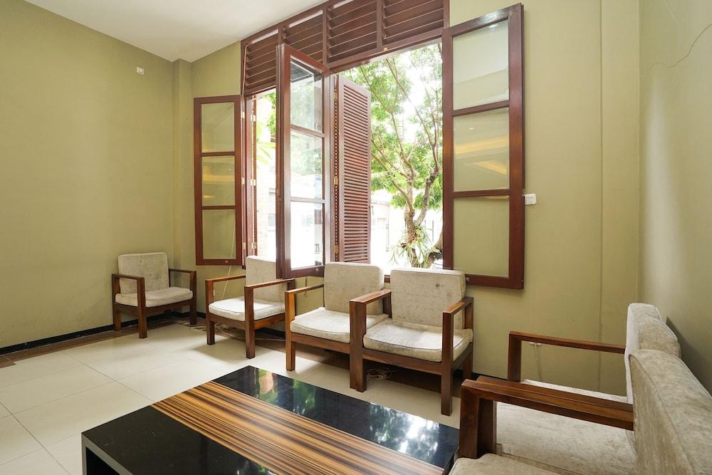Oyo 282 Putri Utari Residence Malang Esterno foto