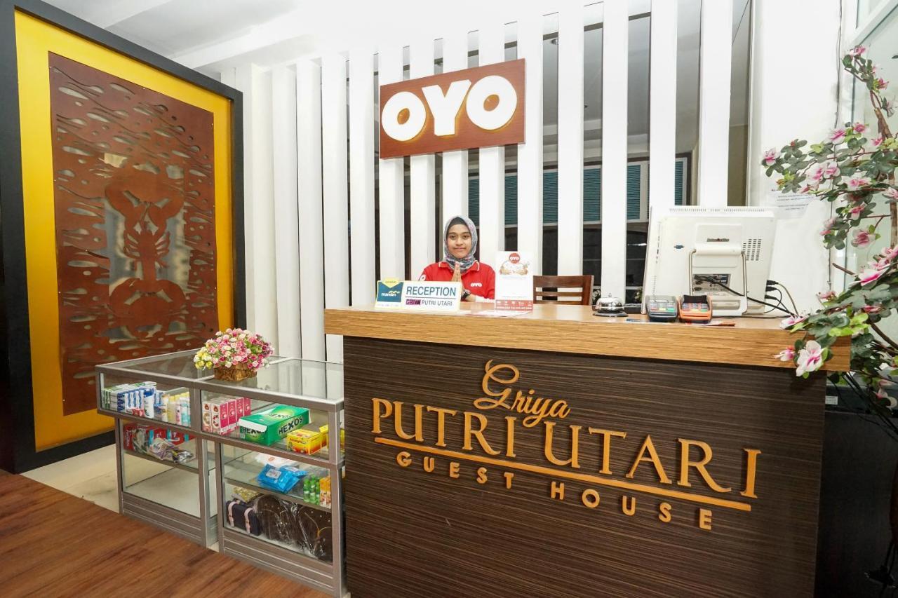 Oyo 282 Putri Utari Residence Malang Esterno foto