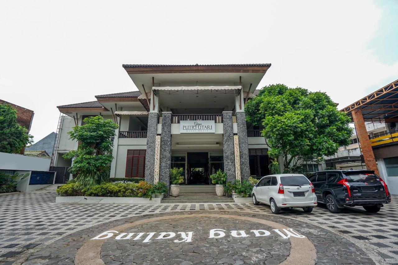 Oyo 282 Putri Utari Residence Malang Esterno foto