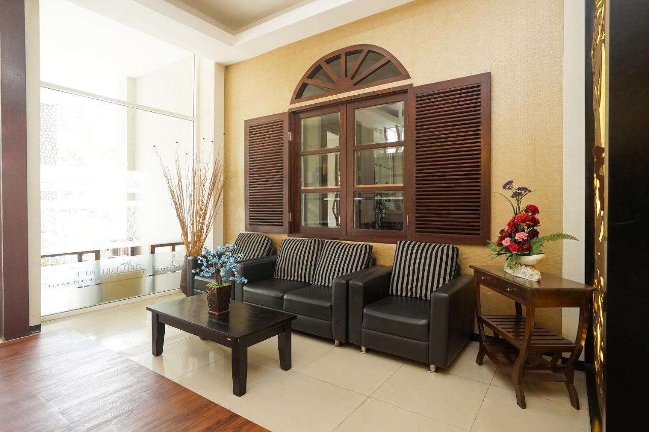 Oyo 282 Putri Utari Residence Malang Esterno foto