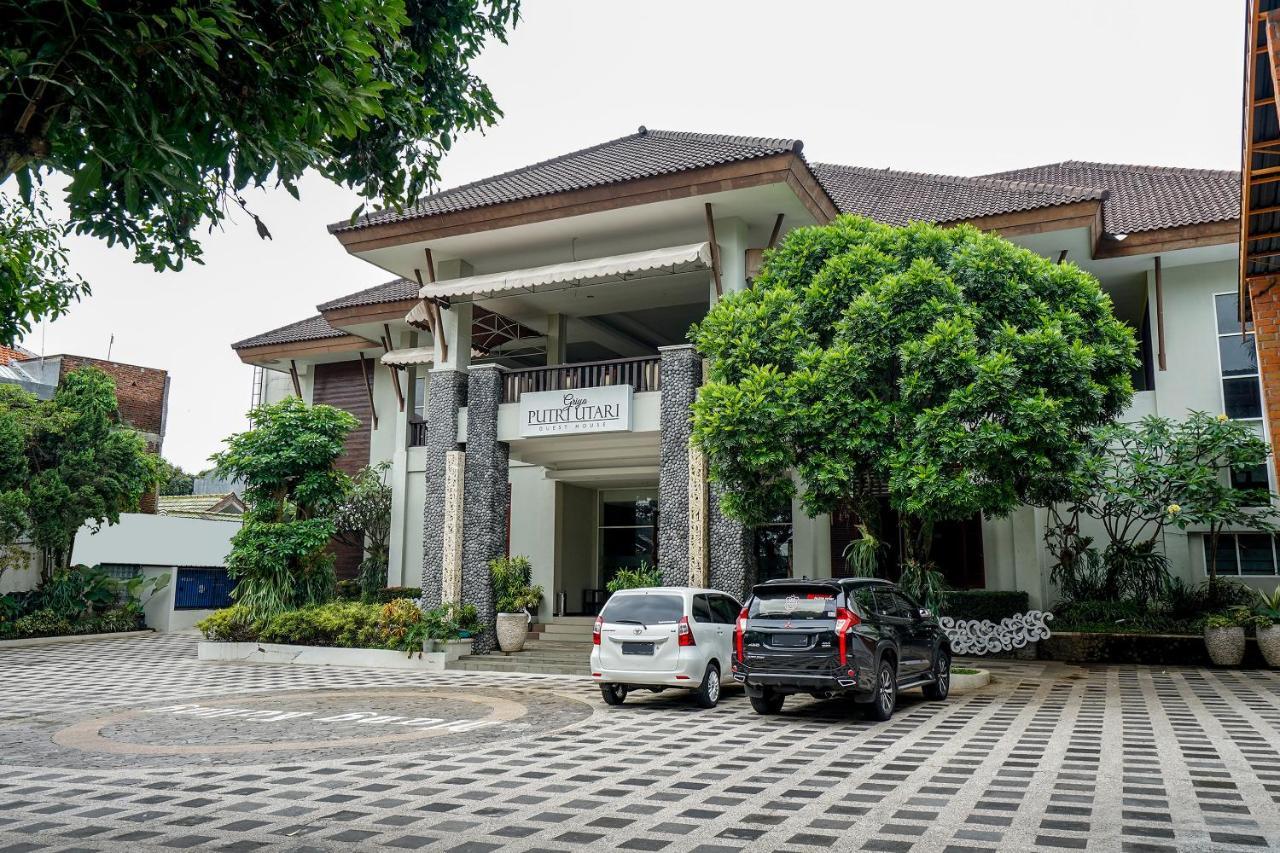 Oyo 282 Putri Utari Residence Malang Esterno foto