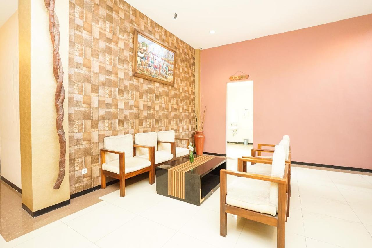 Oyo 282 Putri Utari Residence Malang Esterno foto