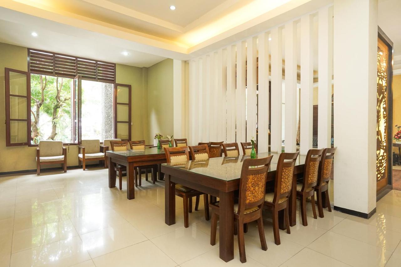 Oyo 282 Putri Utari Residence Malang Esterno foto