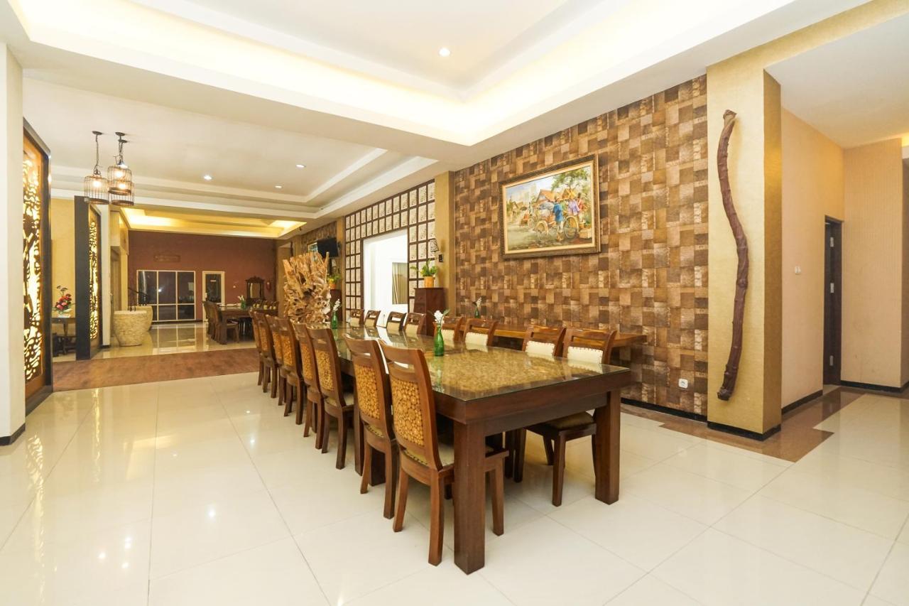 Oyo 282 Putri Utari Residence Malang Esterno foto