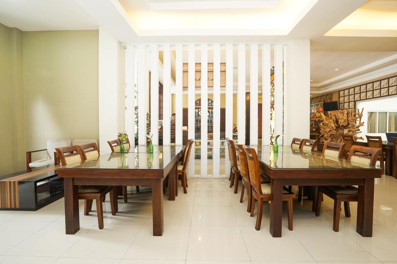 Oyo 282 Putri Utari Residence Malang Esterno foto
