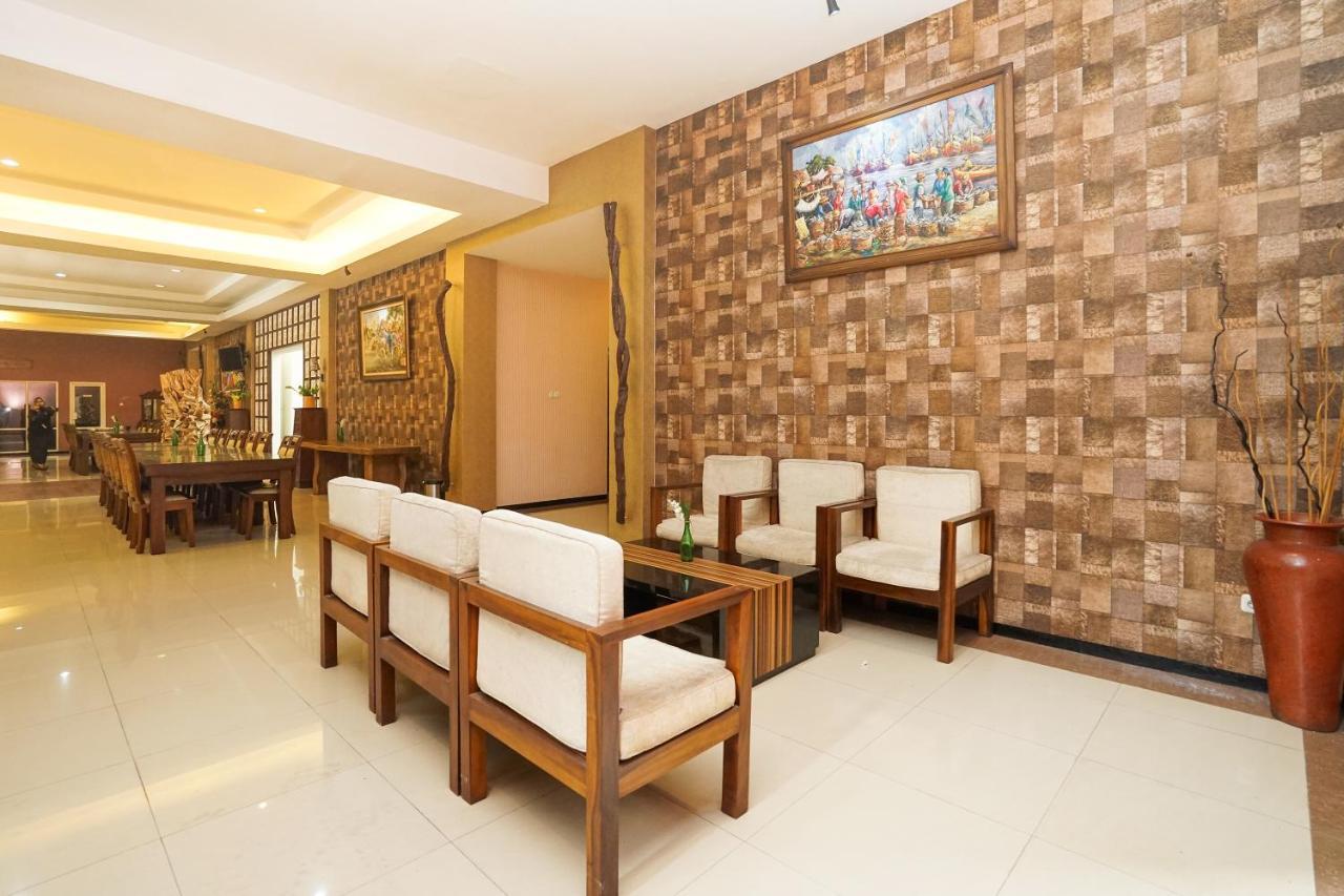 Oyo 282 Putri Utari Residence Malang Esterno foto