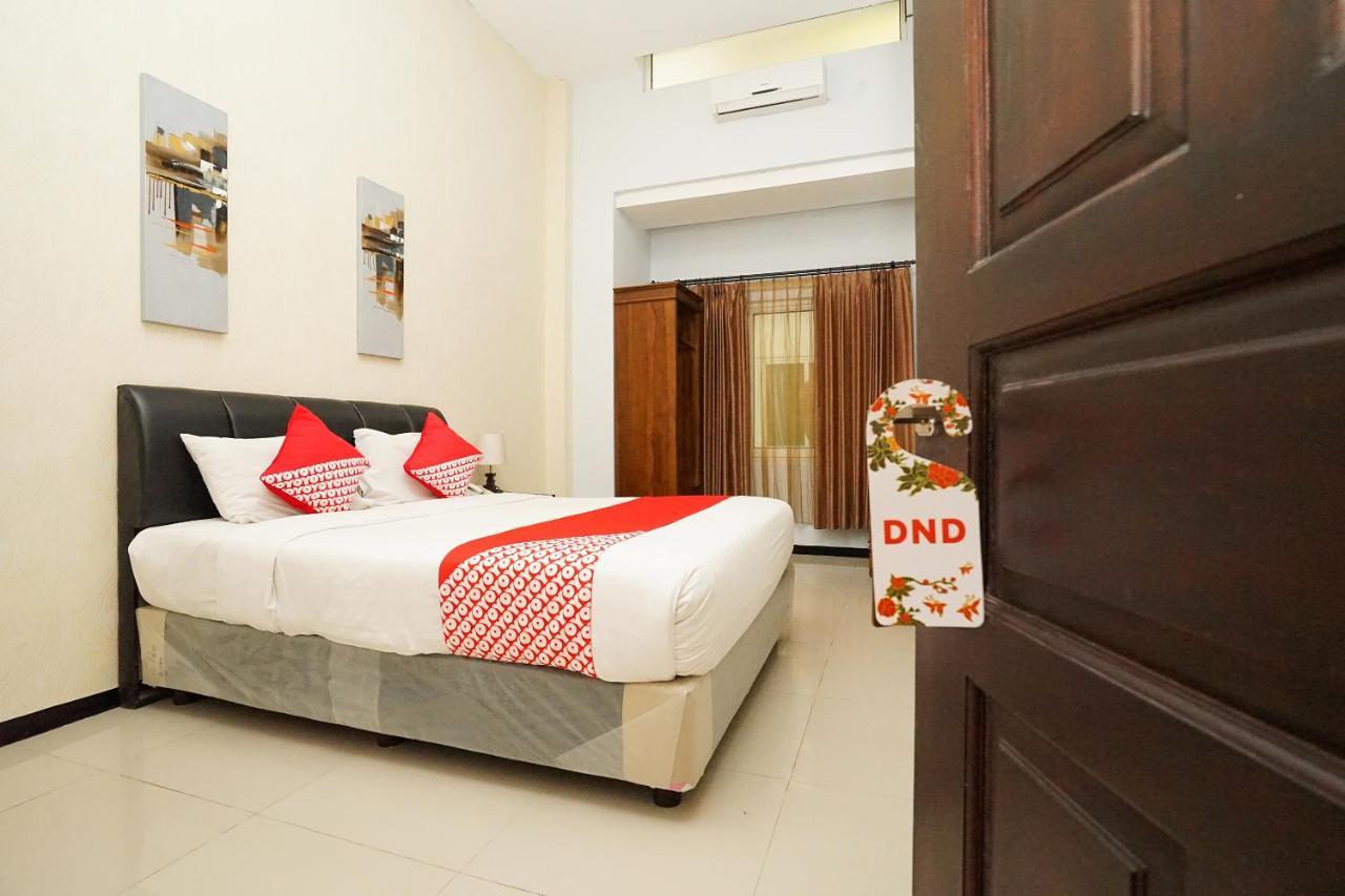 Oyo 282 Putri Utari Residence Malang Esterno foto
