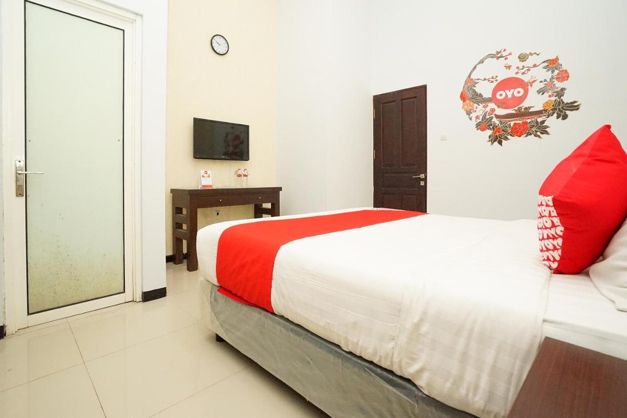 Oyo 282 Putri Utari Residence Malang Esterno foto