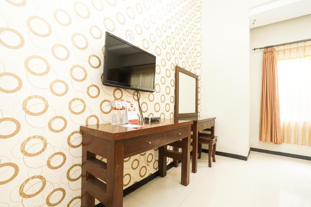 Oyo 282 Putri Utari Residence Malang Esterno foto