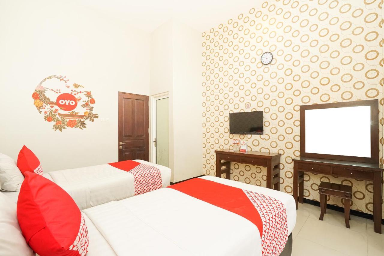 Oyo 282 Putri Utari Residence Malang Esterno foto