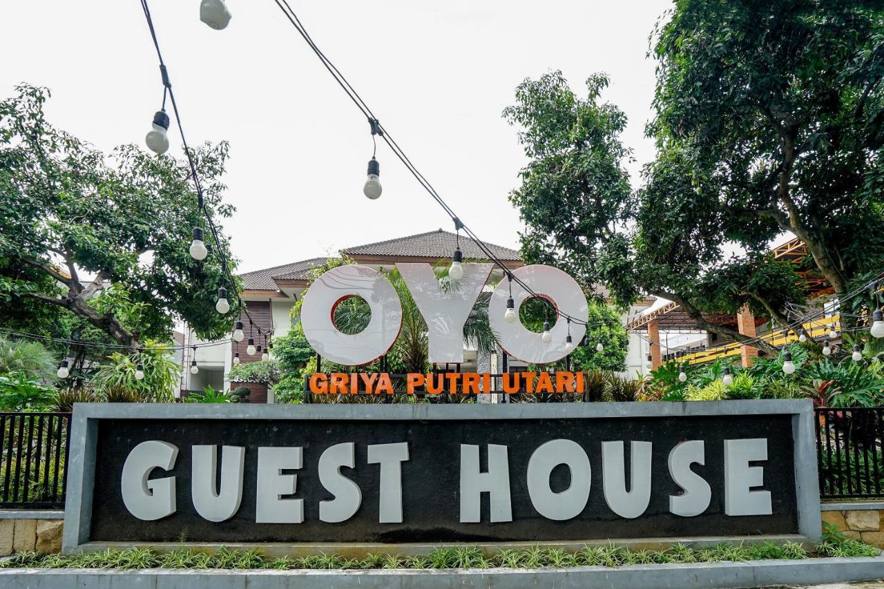 Oyo 282 Putri Utari Residence Malang Esterno foto