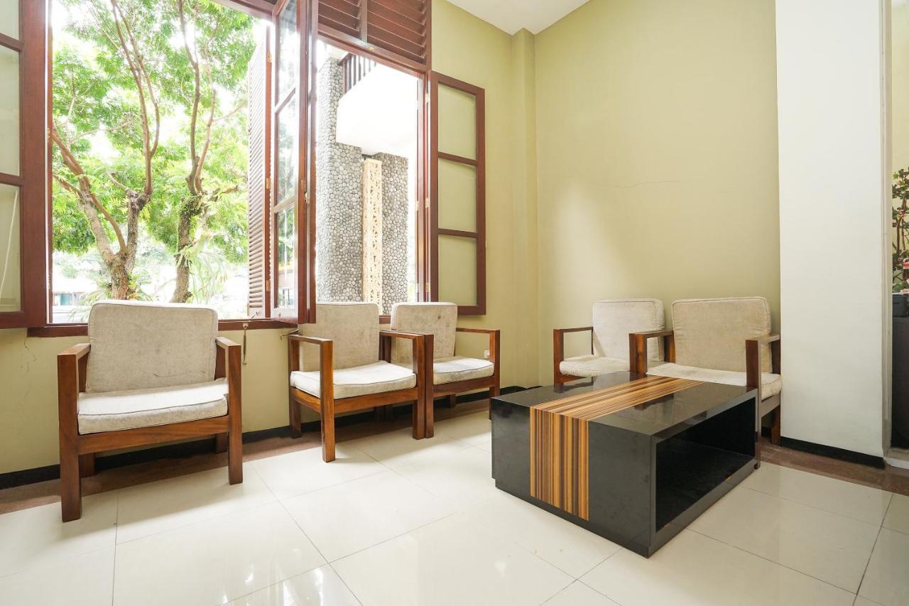 Oyo 282 Putri Utari Residence Malang Esterno foto