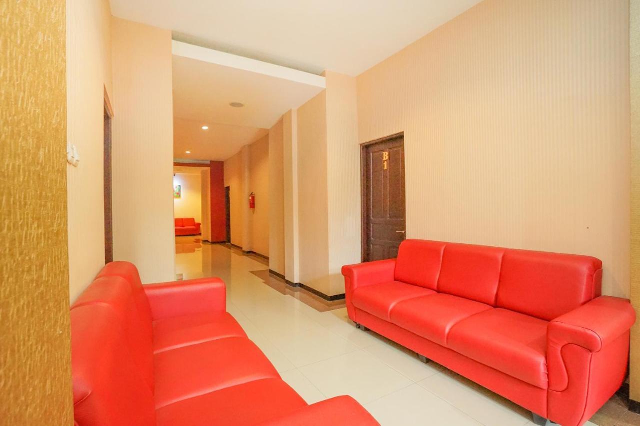 Oyo 282 Putri Utari Residence Malang Esterno foto