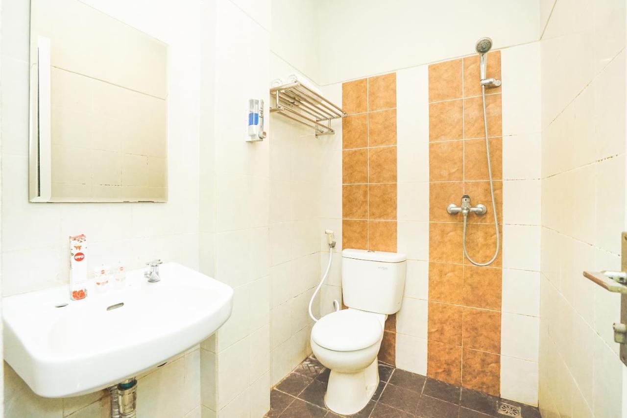 Oyo 282 Putri Utari Residence Malang Esterno foto