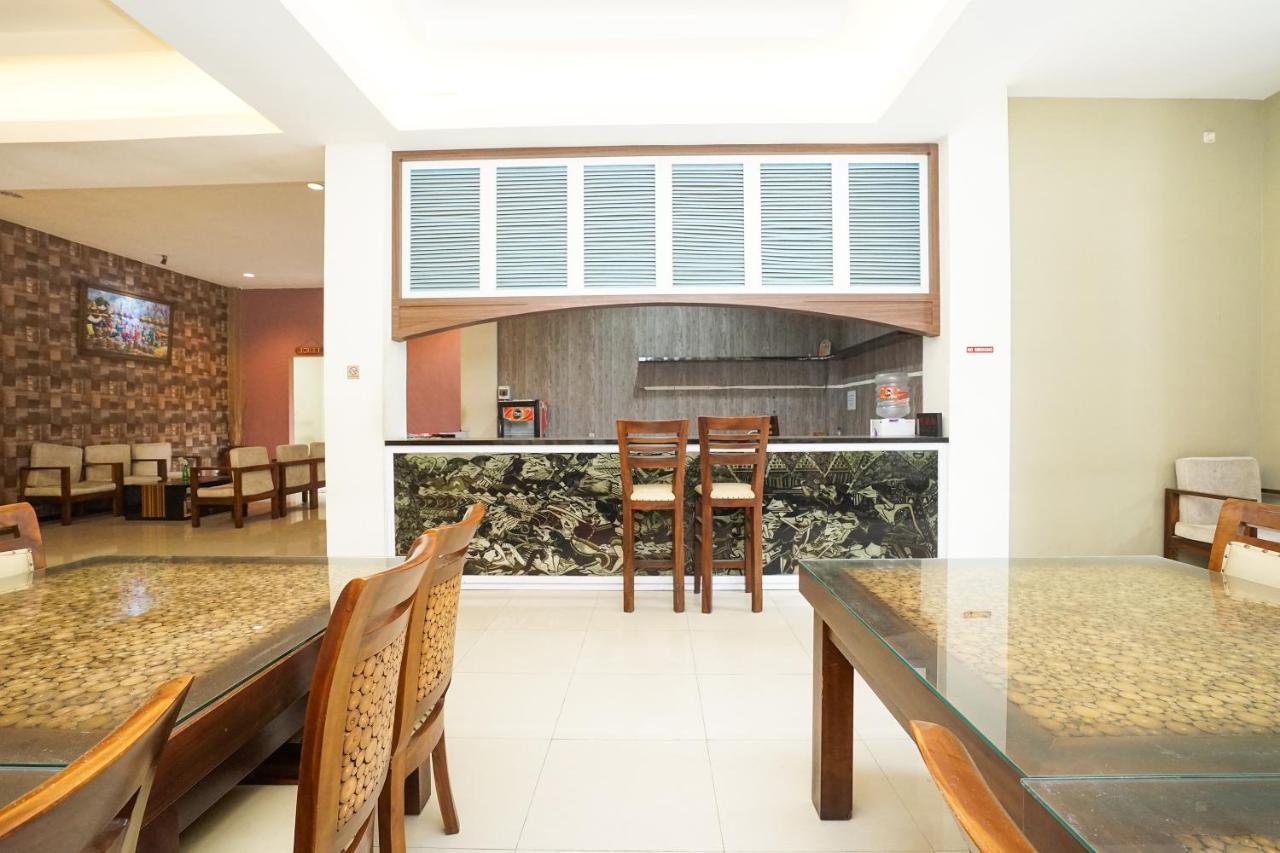 Oyo 282 Putri Utari Residence Malang Esterno foto