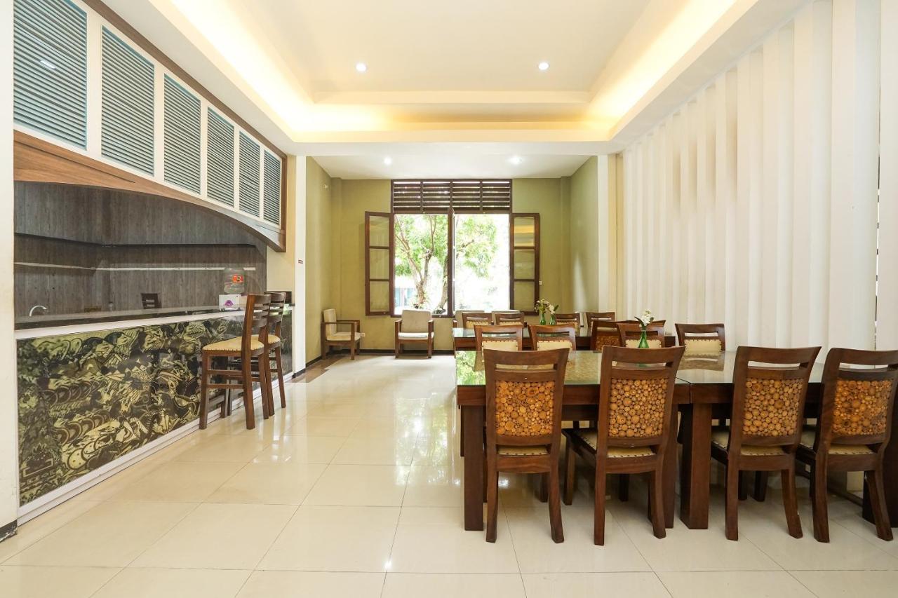 Oyo 282 Putri Utari Residence Malang Esterno foto