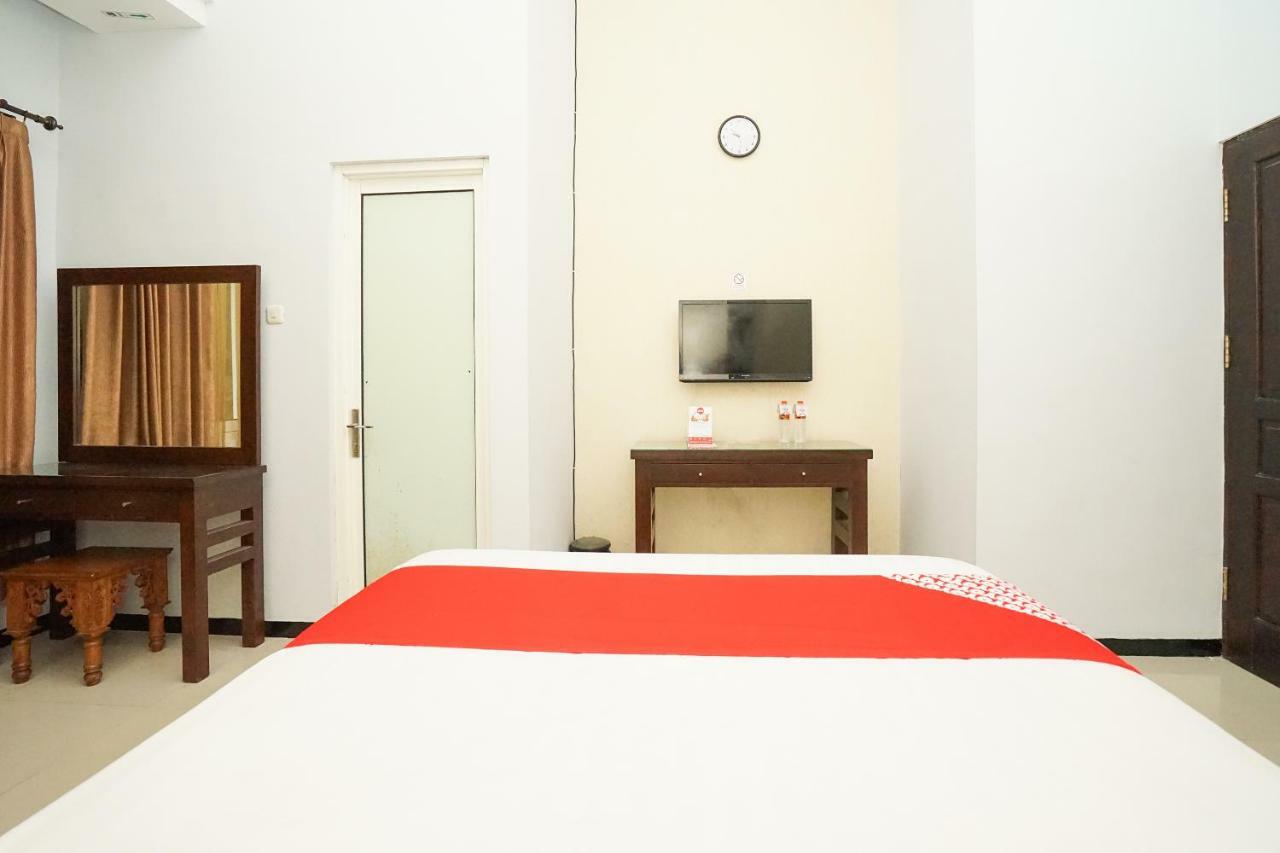 Oyo 282 Putri Utari Residence Malang Esterno foto
