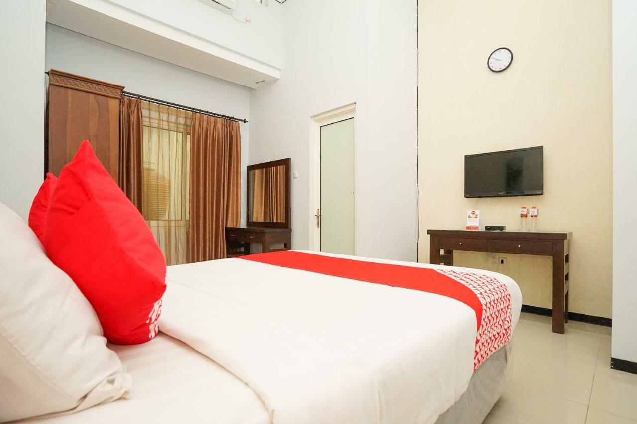 Oyo 282 Putri Utari Residence Malang Esterno foto